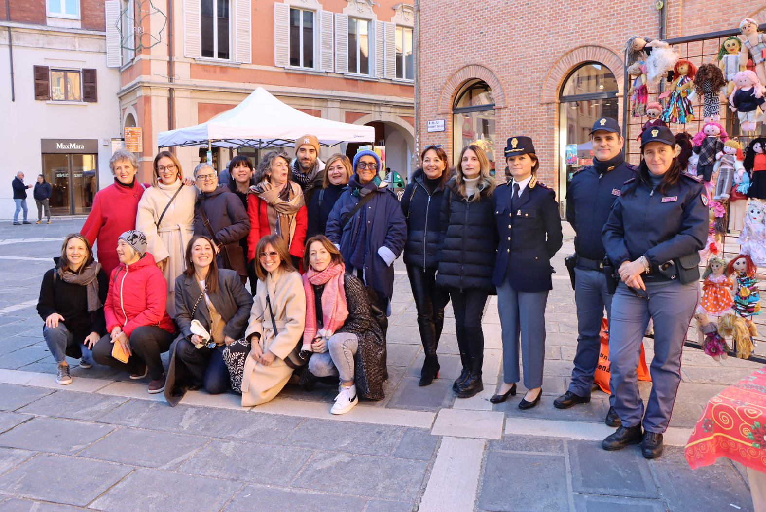 Sabato 24 novembre, piazza Giovanni Paolo II (Cesena): i referenti delle varie associazioni che questa mattina hanno presentato progetti e attività in occasione della Giornata internazionale contro la violenza di genere (foto Sandra&Urbano, Cesena