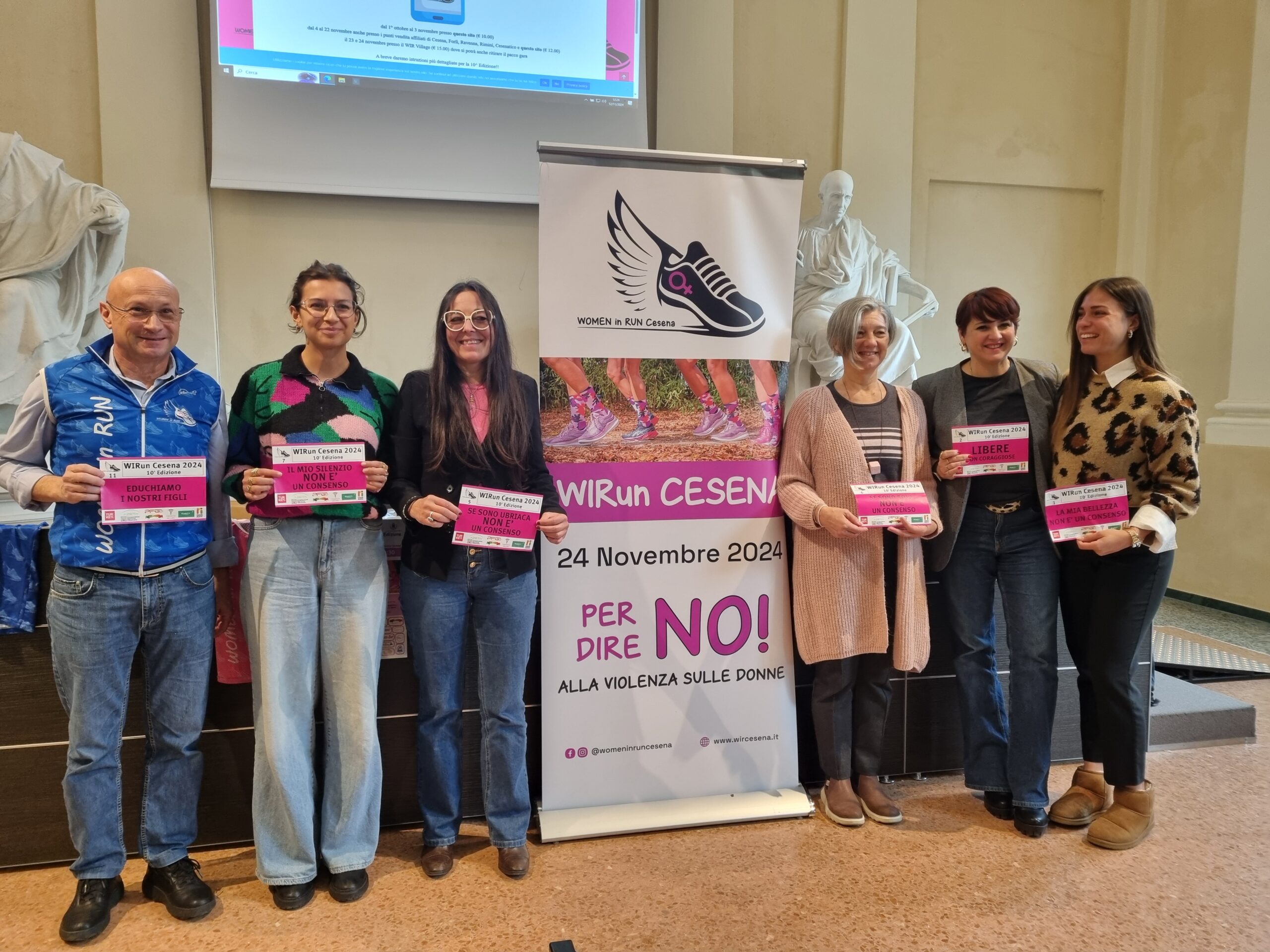 Alla conferenza stampa di questa mattina in Malatestiana, a Cesena, hanno preso parte: l’Assessora alle Politiche delle differenze Giorgia Macrelli, la Vicesindaca di Cesenatico Lorena Fantozzi, la Presidente della Sezione regionale della WOMEN IN RUN Asd Belinda Ronconi e il vicepresidente Giorgio Borgognoni, Claudia Gatta del Centro donna di Cesena e Diletta Capobianco, madrina della corsa