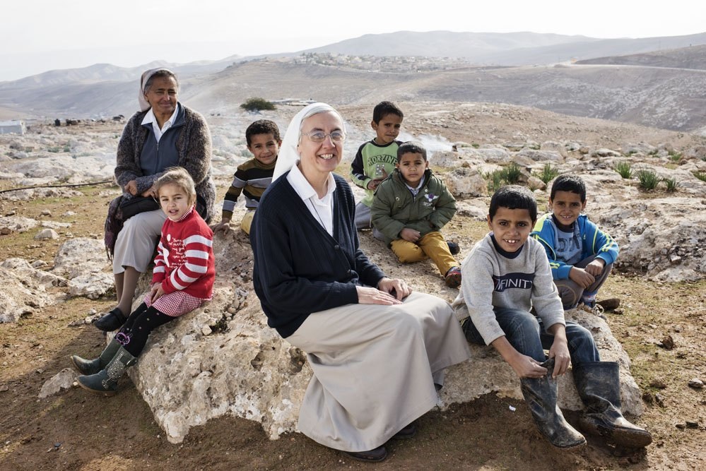 Fondi 8xmille Cei per un progetto di formazione nel deserto di Giuda (scuola beduini), suore con bambini. Foto Francesco Zizola