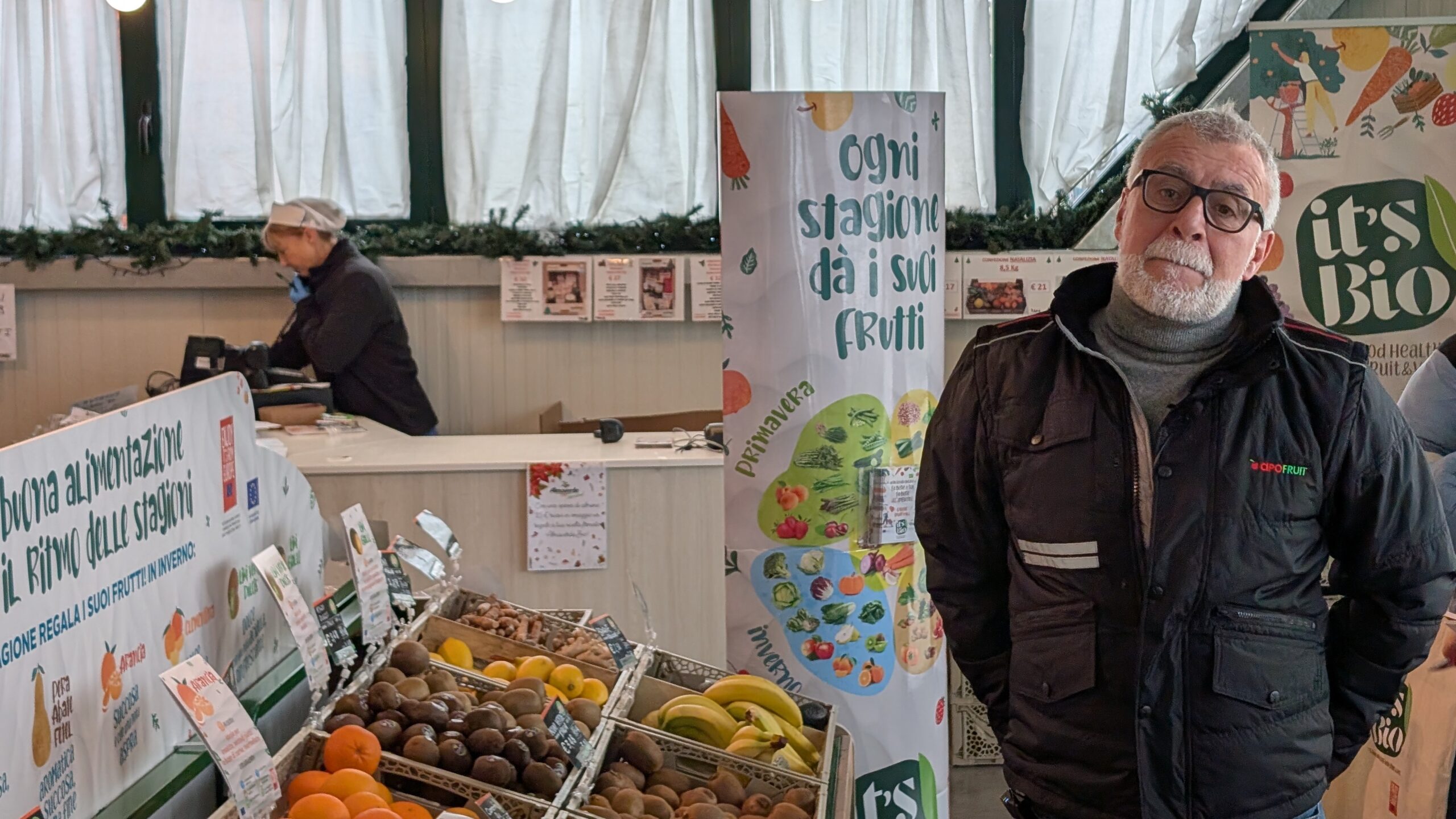 Paolo Pari nel punto vendita aziendale Apofruit a Longiano