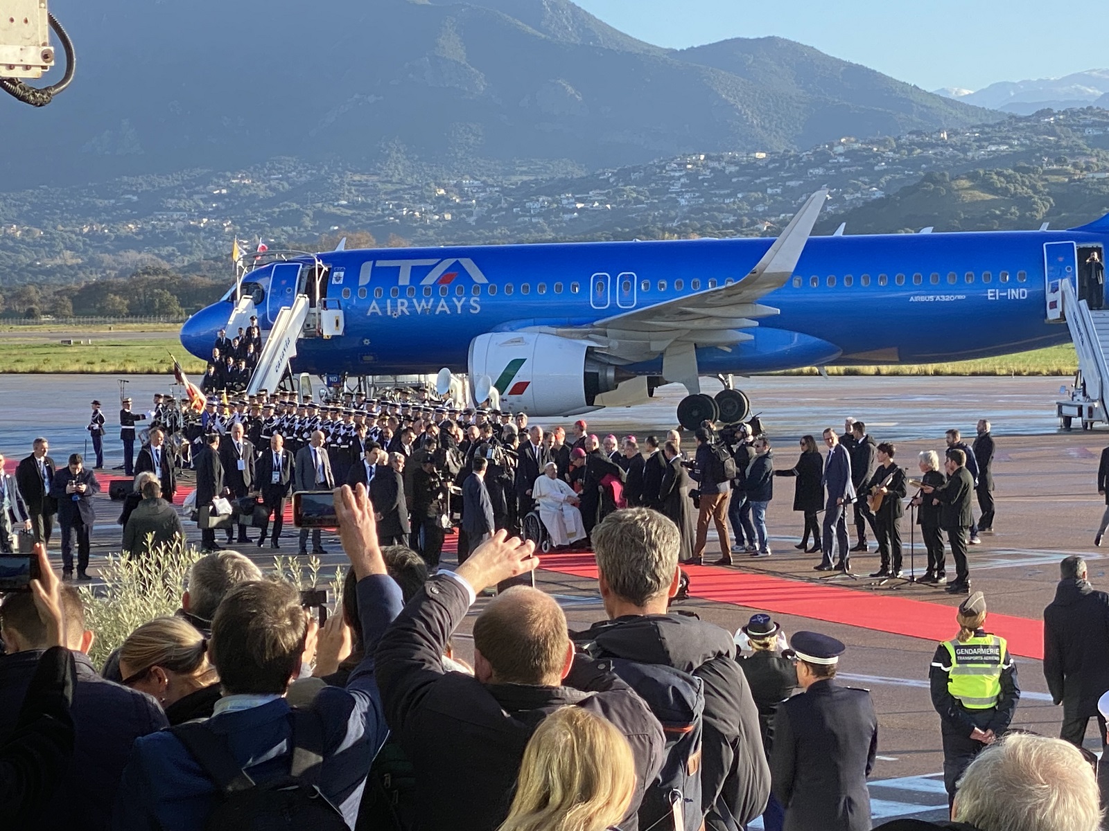 Nella foto, un momento dell'arrivo all'aeroporto ad Ajaccio, questa mattina