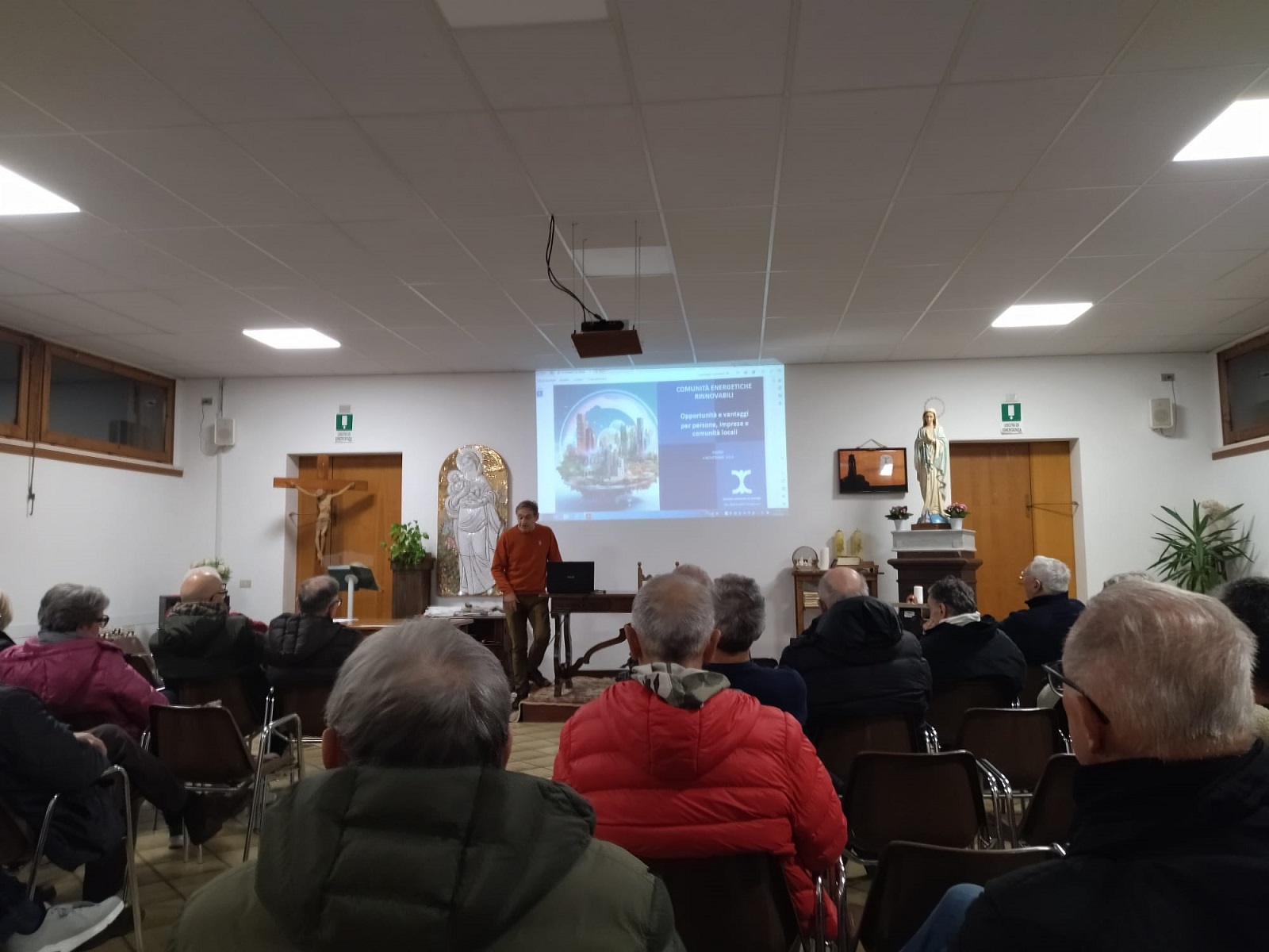 Nella foto di Alex Casalboni un momento dell'assemblea di Ieri sera a San Vittore