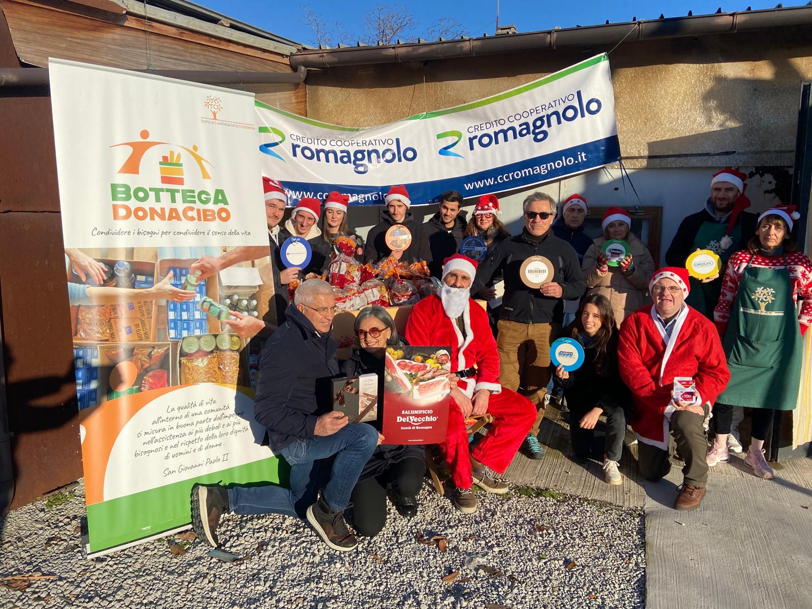 Nella foto, un'immagine di sabato scorso. Babbo Natale e alcuni volontari