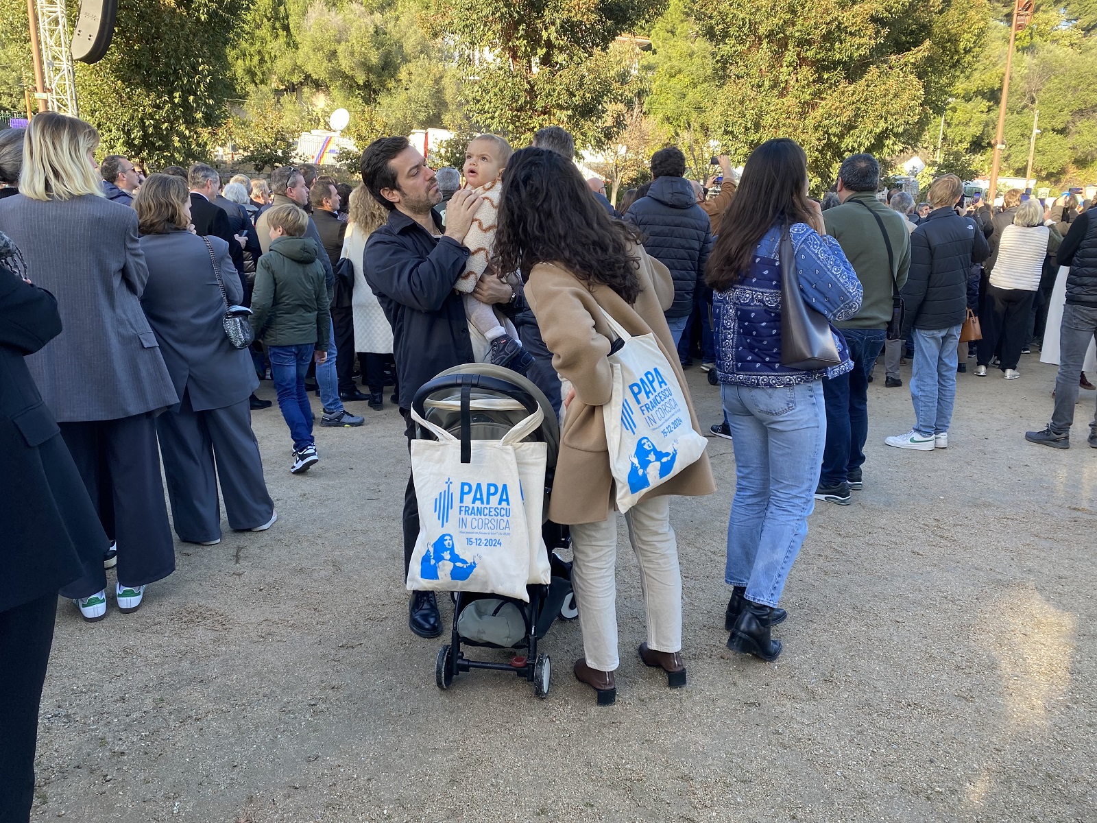 Una famiglia in piazza in attesa della Messa presieduta da papa Francesco