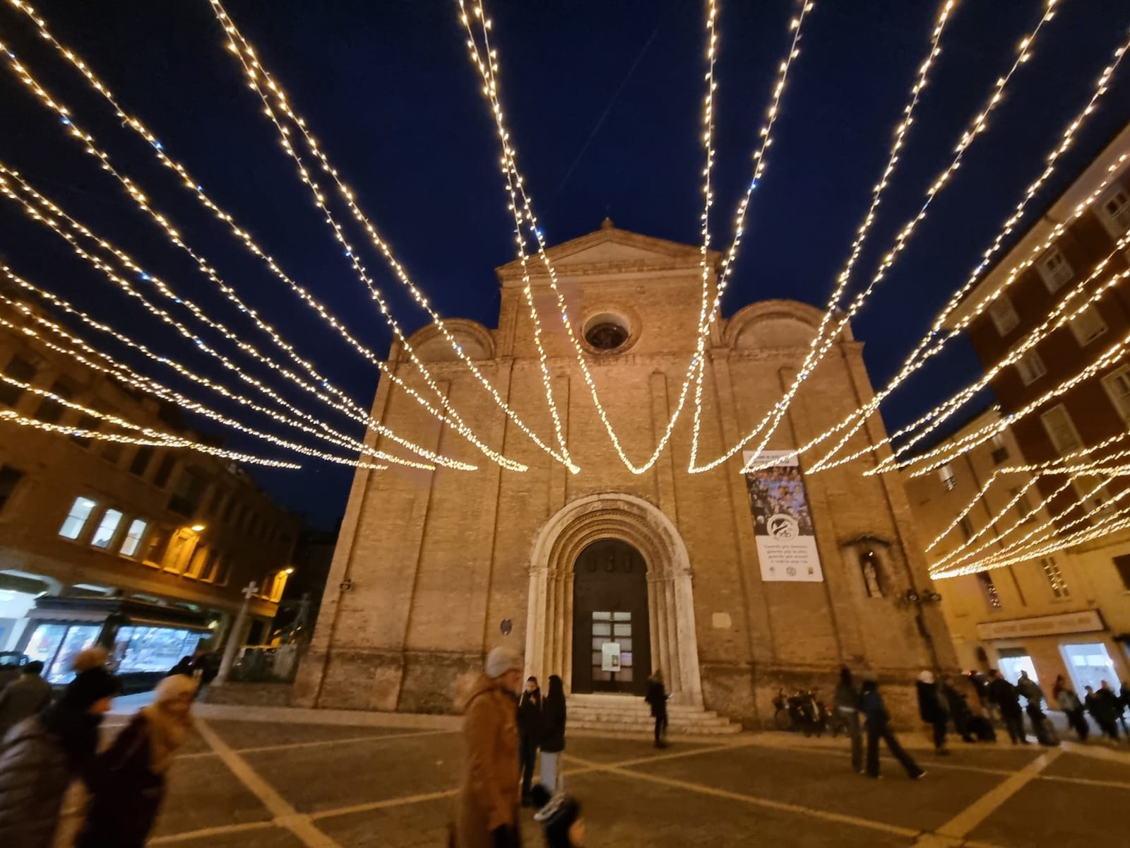 Le luci davanti alla Cattedrale. Foto Sandra e Urbano - fotografi a Cesena