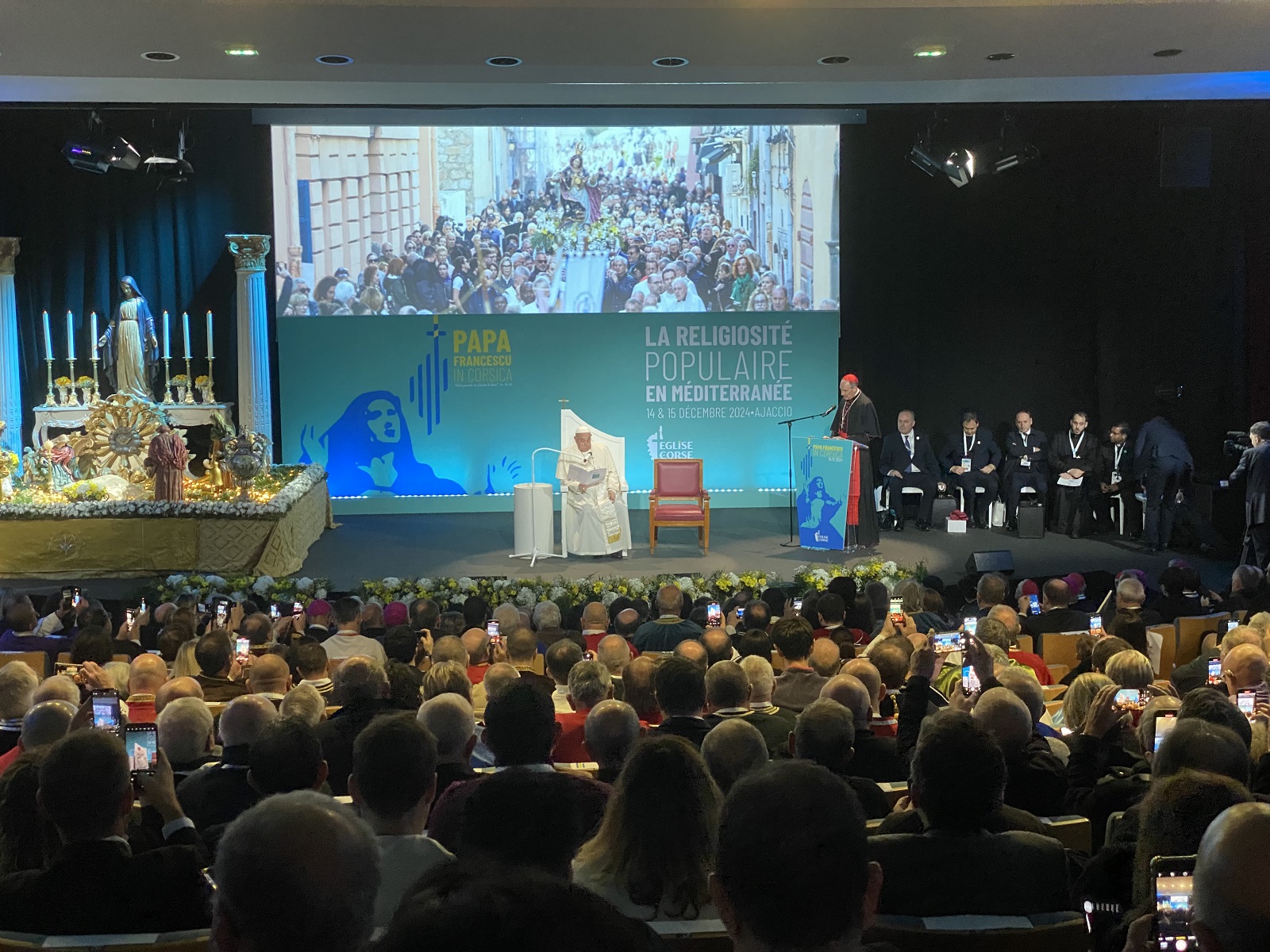 Papa Francesco al palazzo dei congressi di Ajaccio