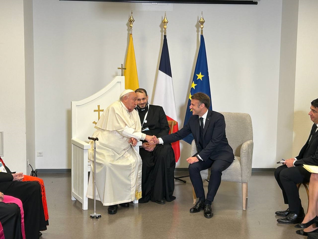 Nella foto pool Aigav, papa Francesco e il presidente francese Emmanuel Macron a colloquio in aeroporto ad Ajaccio, oggi pomeriggio