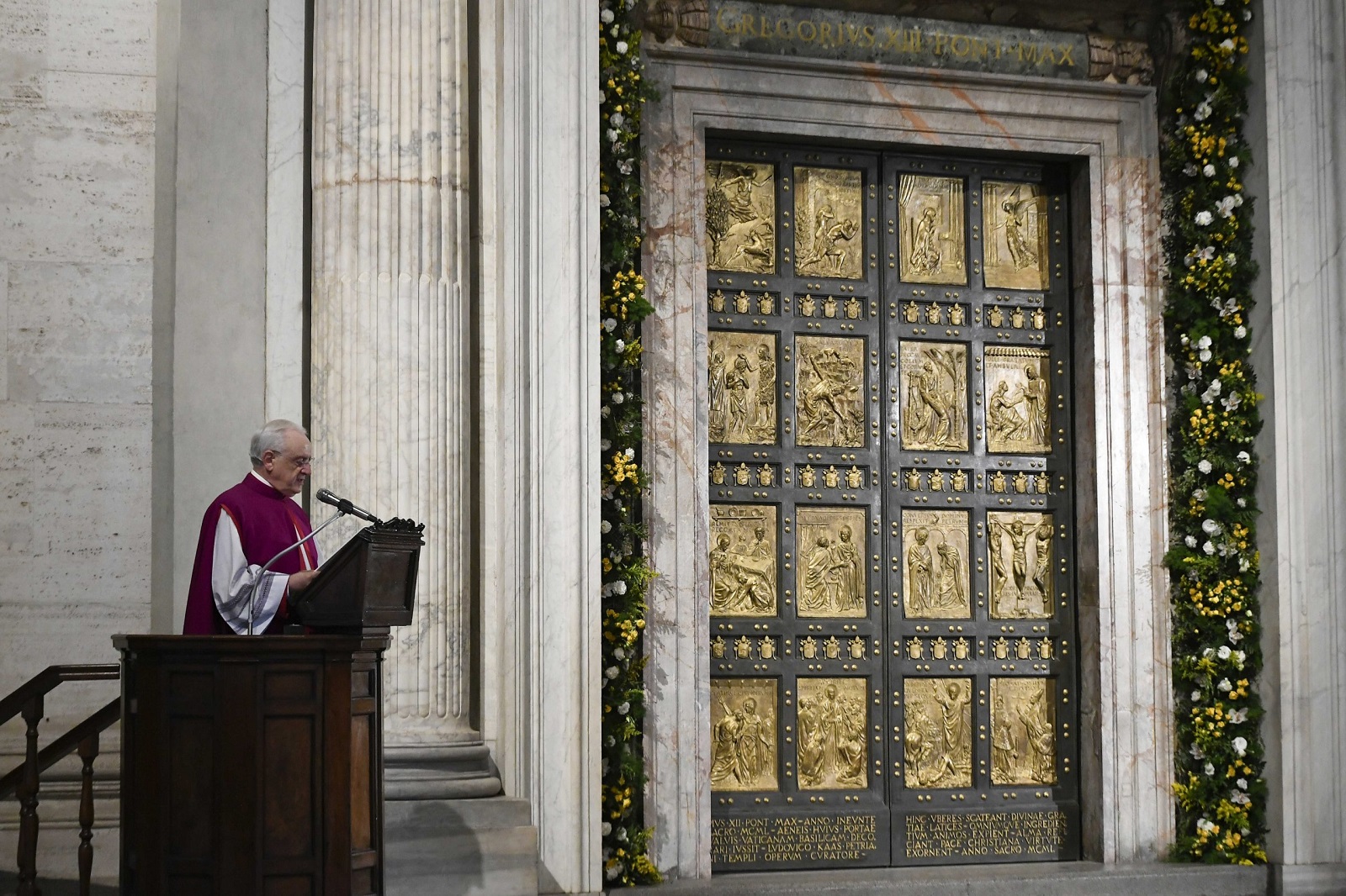 Vaticano, 9 maggio 2024: Ascensione del Signore. Papa Francesco nell’atrio della basilica di San Pietro per la consegna e lettura della Bolla di indizione del Giubileo 2025. Porta Santa. Foto Vatican Media/SIR