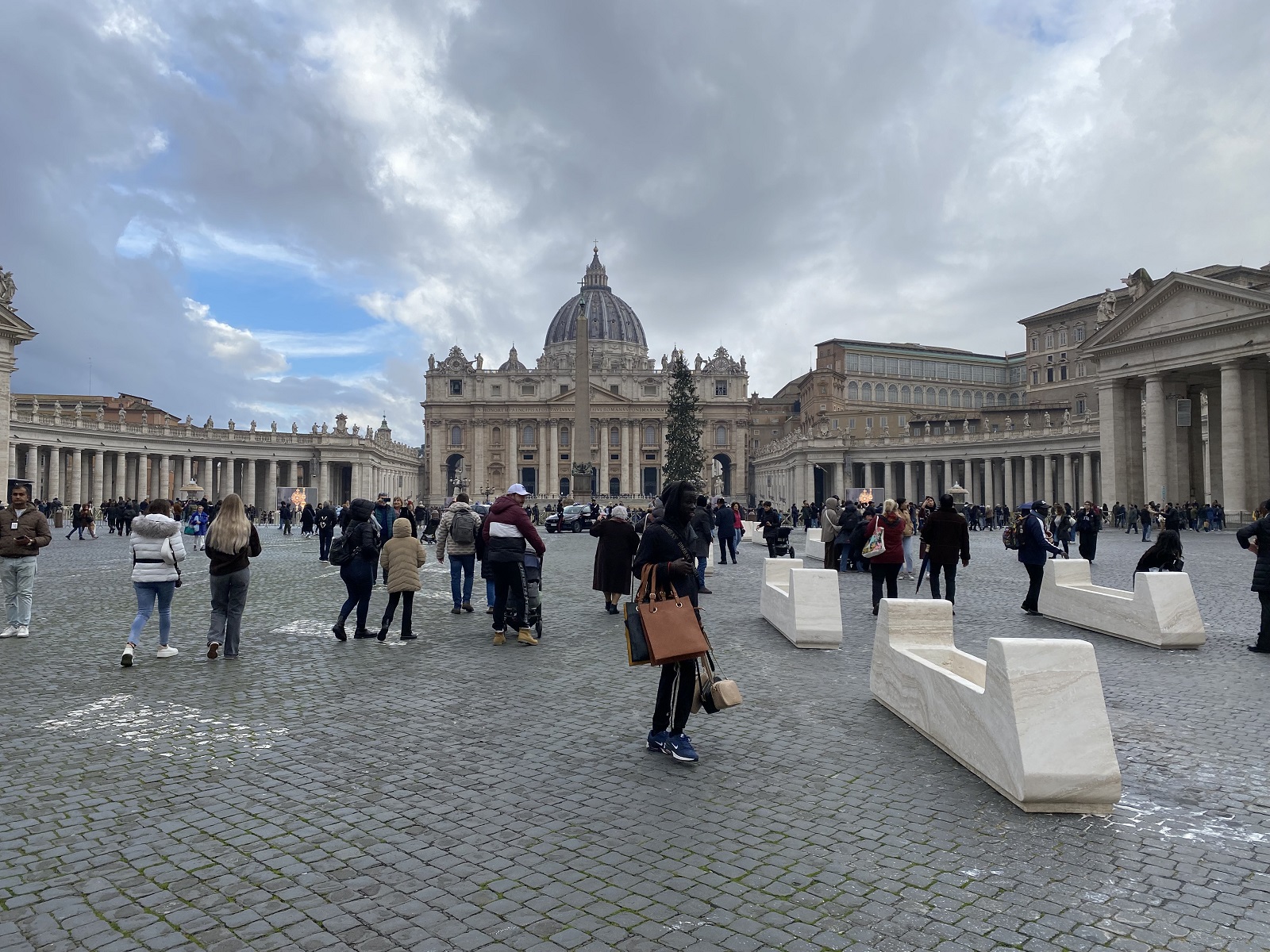 Nella foto la basilica di San Pietro oggi a Roma, alla vigilia del viaggio apostolico di papa Francesco ad Ajaccio (Francia)